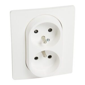 NILOE 2 WHITE SOCKET 2X S/U WITH SHUTTERS SCREW TERMINALS 16A 250V