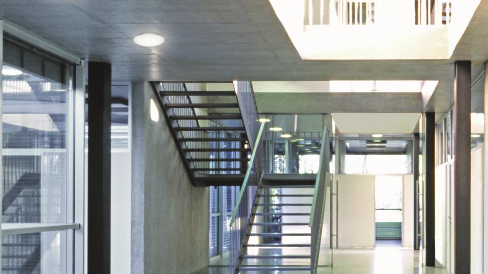 Oprawa z czujnikiem ruchu i zmierzchu RS PRO P2 Płaska S 15,4W LED HF 1700lm 4000K IK03 IP54 230V biała/ tworzywo sztuczne - obrazek 3