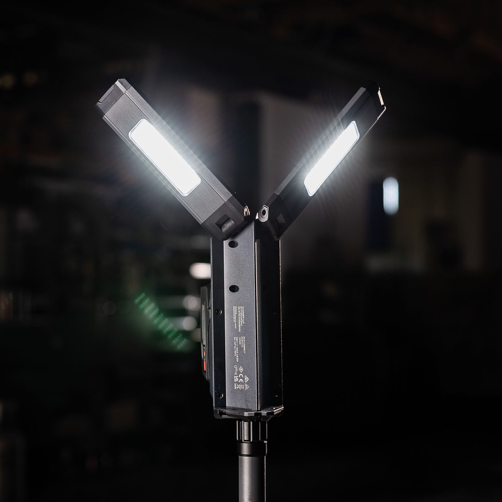 Lampa robocza z dwiema głowicami 2500 lm ze statywem TOWER COMPACT CONNECT 03.6110C - obrazek 3