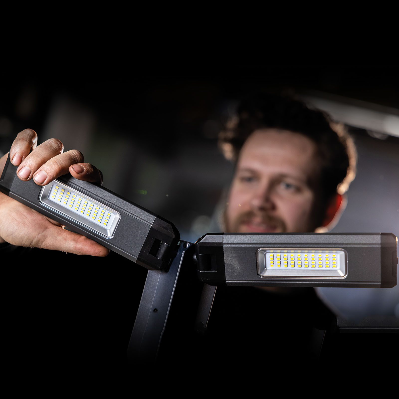 Akumulatorowa lampa robocza z dwoma głowicami 2500 lm DUO CONNECT 03.6111C - obrazek 6