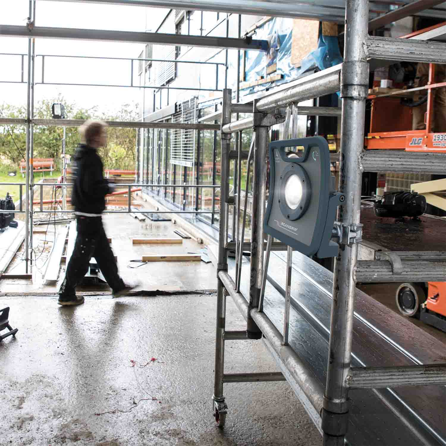 Wytrzymała akumulatorowo - sieciowa lampa robocza LED 4000 lm 25 W Scangrip NOVA 4 C+R forLIFE 03.6204 - obrazek 2