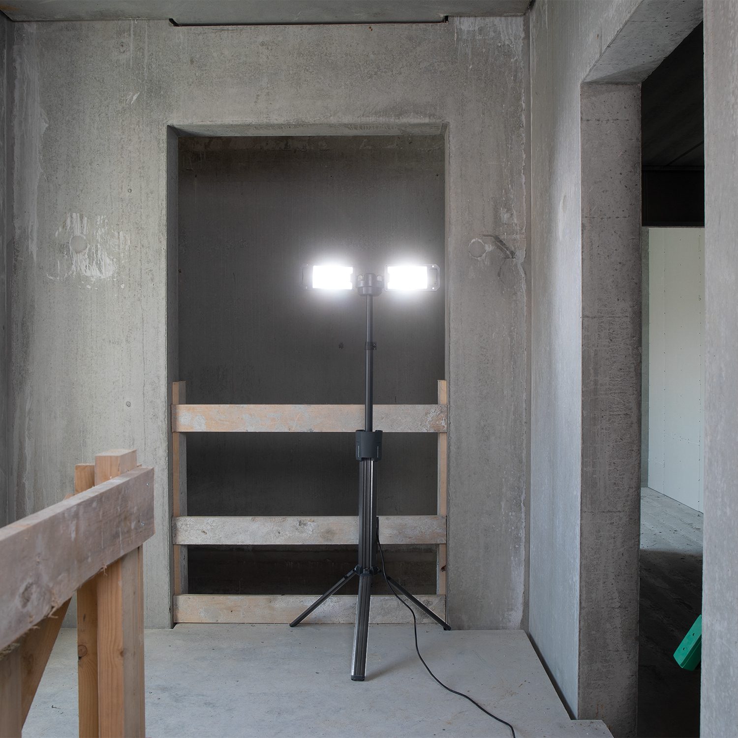 Akumulatorowa lampa budowlana 8000 lm ze zintegrowanym statywem Scangrip TOWER 8 CONNECT 03.6107C - obrazek 9