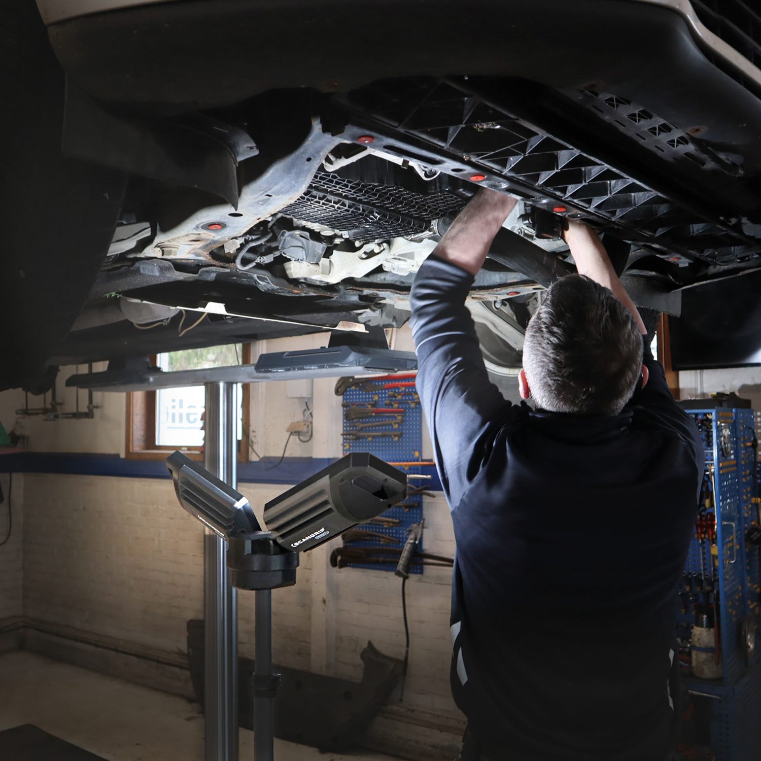 Akumulatorowa lampa budowlana 8000 lm ze zintegrowanym statywem Scangrip TOWER 8 CONNECT 03.6107C - obrazek 15